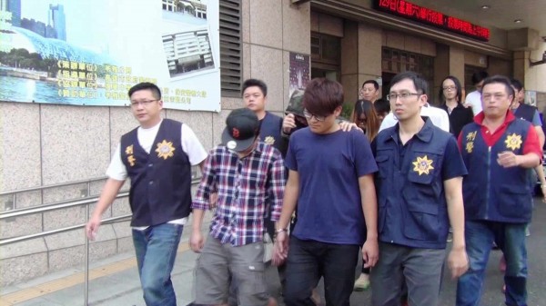 高雄苓雅警方破獲綽號「巴斯」的李姓男子（前排右二）等12人暴力犯罪集團。（記者方志賢翻攝）