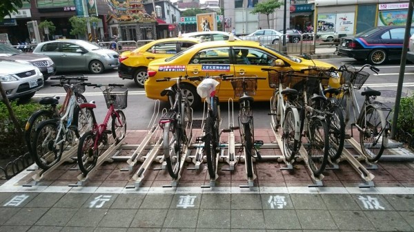 北市引進軌道式自行車架，採前後高低錯位，節省空間，還可左右平移，目前擇定捷運市政府站、捷運古亭站及仁愛國中附近試辦。（圖由台北市停管處提供）