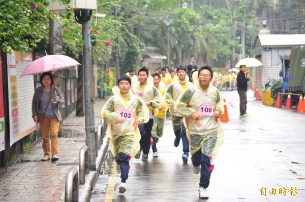 雖然下雨，仍擋不住南山中學師生助人的熱血。（記者林郁姍攝）