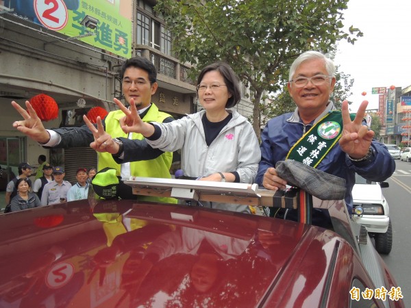 民進黨主席蔡英文、立委劉建國（左）今日陪同黨提名雲林縣長候選人李進勇以車隊掃街拜票。（記者黃淑莉攝）