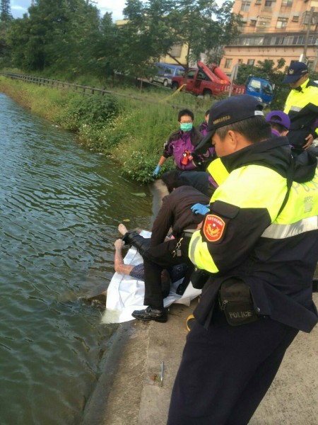 桃園縣八德市霄裡大池早上6點許發現一具男浮屍。（記者林子翔翻攝）