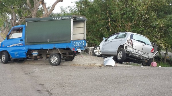 苗栗市經國路北上一處轉彎叉路口，發生小貨車與小客車發生碰撞車禍，小客車衝撞水泥護欄，受損嚴重。（記者張勳騰翻攝）