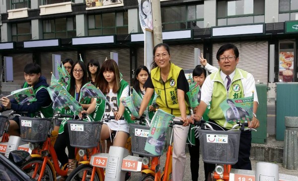 選前倒數兩週，候選人卻普遍「缺工」！圖為民進黨彰化縣議員候選人彭國成率工作人員騎乘YouBike掃街拜票。（資料照，記者湯世名攝）