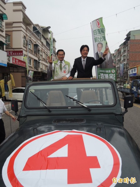 台南市長賴清德陪同嘉義市長候選人涂醒哲以車隊掃街拜票。（記者余雪蘭攝）