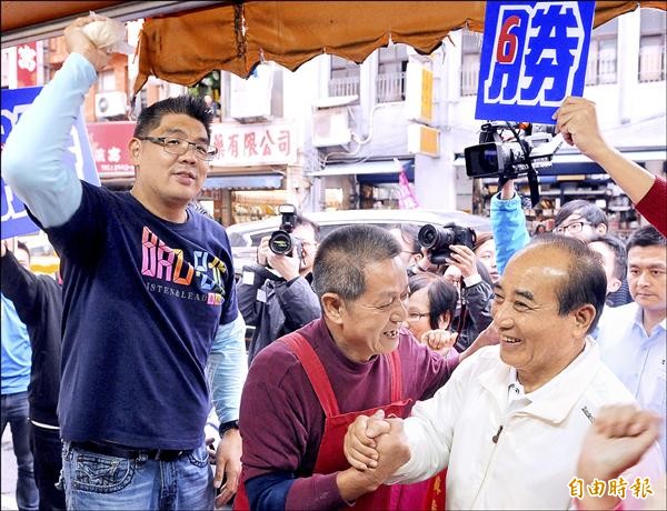 立法院長王金平（右）昨天首度陪同國民黨台北市長候選人連勝文（左）前往迪化街掃街拜票，爭取選民支持。針對年慰金的法案，王金平表示目前「根本八字還沒一撇」。（記者朱沛雄攝）