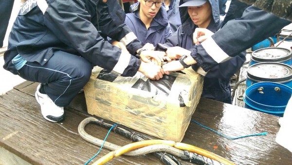 海巡署人員在宜蘭縣大溪漁港新榮發88號漁船上，查獲市價上千萬元私菸。（記者江志雄翻攝）