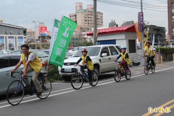 樹黨新竹縣竹北市代候選人許育綸（左）今天傍晚騎腳踏車帶領支持者及他們的孩子，一起到竹北西區做水圳巡禮。（記者黃美珠攝）