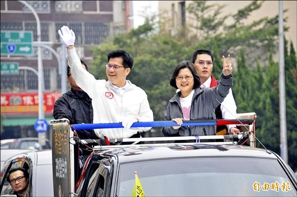 民進黨主席蔡英文（前右）昨趕場跑台中市豐原區，與市長候選人林佳龍以車隊掃街拜票。（記者李忠憲攝）