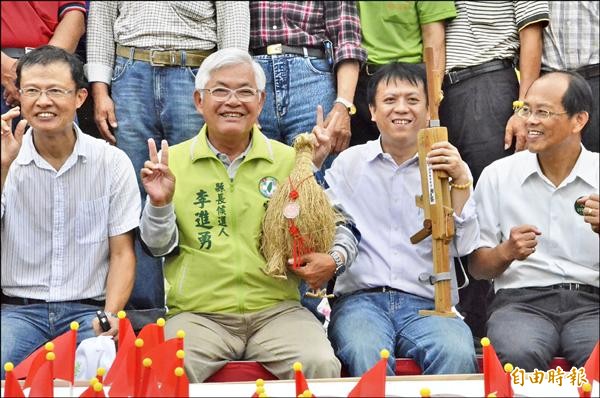 民進黨雲林縣長候選人李進勇（左二）由副縣長施克和（右二）陪同，參加農博公園百變農村嘉年華活動。（記者廖淑玲攝）