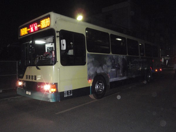 由許姓司機駕駛的屏東客運行駛而過，跌倒在地的阿婆，頭部遭公車後輪輾過。（記者邱芷柔翻攝）