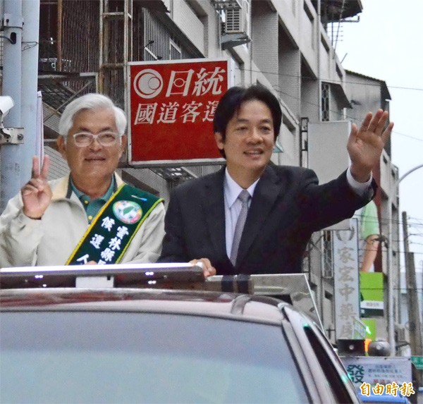 台南市長賴清德（右）昨陪同李進勇（左）掃街拜票。（記者廖淑玲攝）