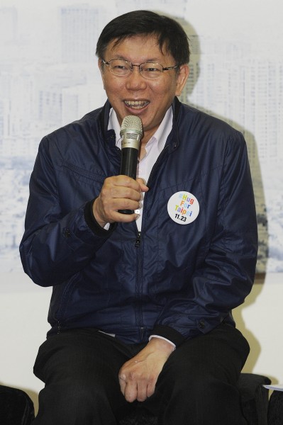 台北市長候選人柯文哲對於對手陣營狂打意識形態及抹黑牌，他感到無奈，表示，選舉都會有攻擊，「太離譜的就不要理他」。（記者陳志曲攝）