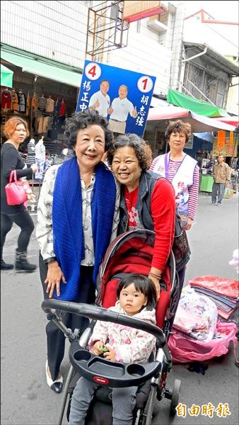 國民黨台中市長候選人胡志強夫人邵曉鈴昨赴西屯市場拜票，有阿嬤支持者特地推著娃娃推車帶孫兒等候，就是要為邵加油。（記者蘇金鳳攝）