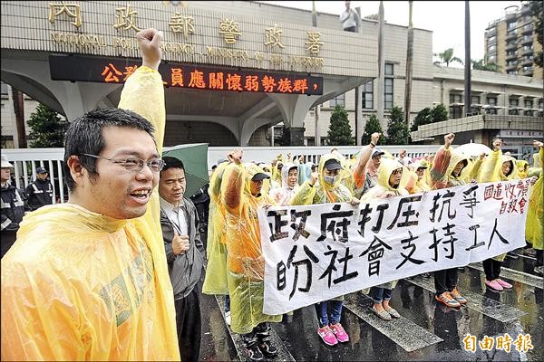 國道收費員自救會17日前往警政署前，抗議受不合理待遇。（記者方賓照攝）