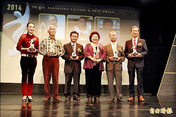 五位高雄文藝獎得主郭春美（左起）、陳甲上、陳坤崙、葉經義、張守真接受高雄市長陳菊（右三）表揚。（記者黃佳琳攝）