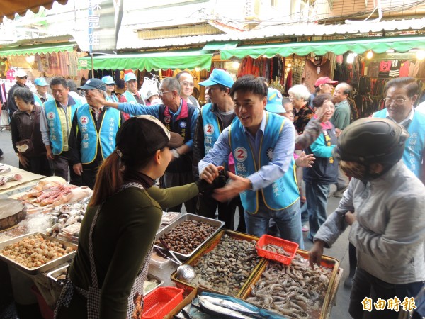 台北市長郝龍斌在北辰市場為候選人蘇崑雄拉票。（記者劉禹慶攝）