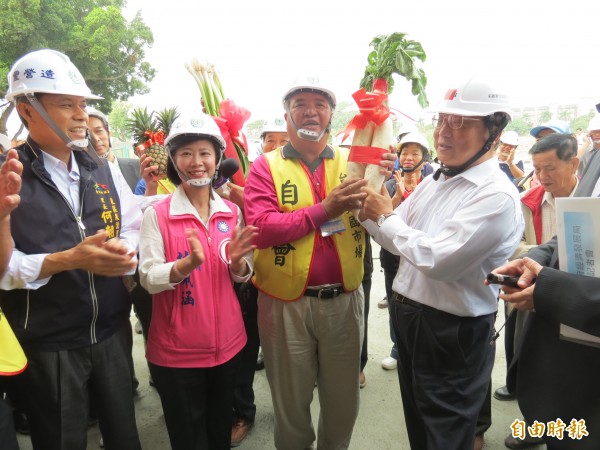 胡志強出席市政視察活動，並接受民眾送上菜頭，祝賀他高票當選。（記者林良哲攝）