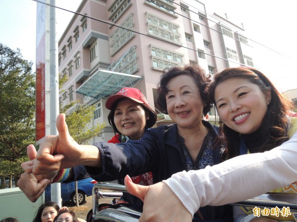 台中市長胡志強夫人邵曉鈴到雲林為張麗善助選，並陪同車隊遊行。（記者廖淑玲攝）