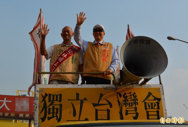 台聯黨主席黃昆輝（右），今天下午陪同台中第十三選區市議員候選人林明正（左）進行車隊掃街。（記者陳建志攝）