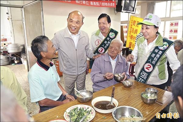 蘇貞昌（立者左一）陪縣長張花冠（右一）、六腳鄉長候選人陳川崎（左二）向長輩請安問候。（記者蔡宗勳攝）