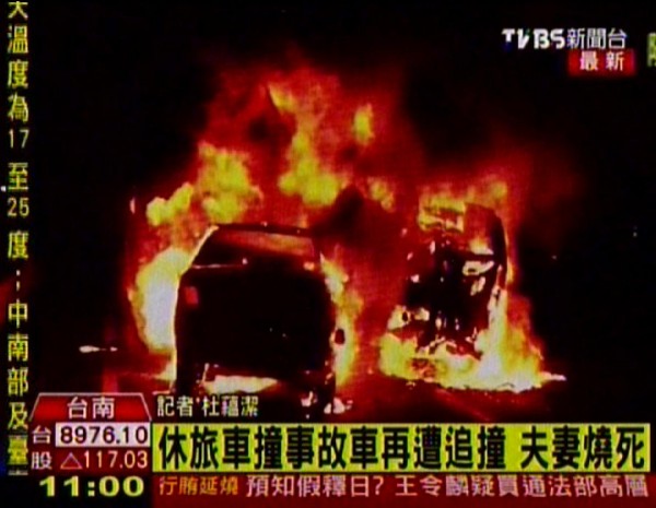 休旅車不幸遭來車追撞油箱，當場爆炸起火。（翻攝自TVBS新聞台）