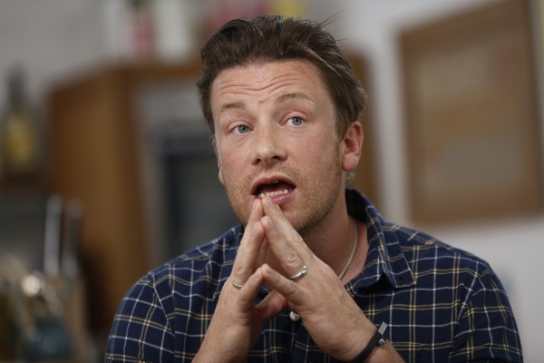 英國知名廚師和烹飪推廣家奧利佛（Jamie Oliver）上節目時透露他懲罰女兒不乖的方式，是讓她吃超辣辣椒。（資料照，彭博社）