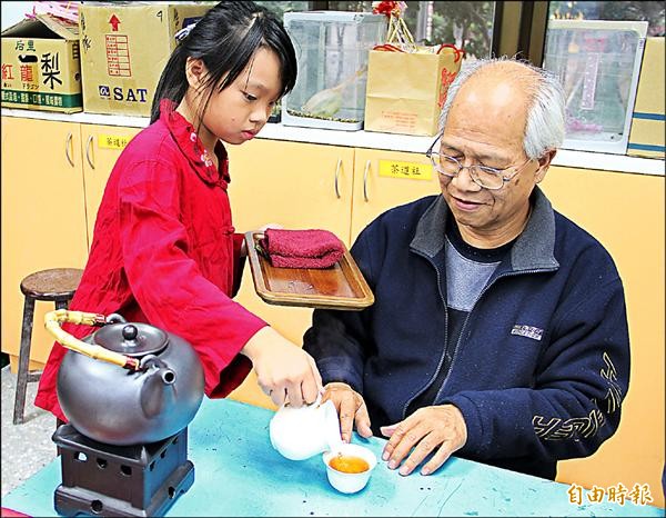 小小茶人向長者獻茶，傳承敬老尊賢的美德。（記者翁聿煌攝）