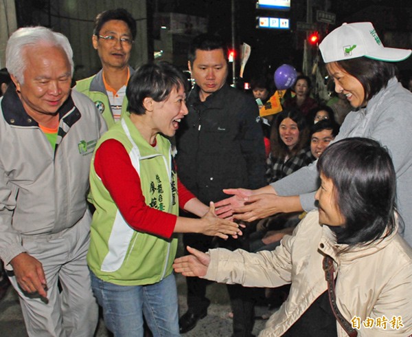 台中市長候選人林佳龍夫人廖婉如（左二）。（記者李忠憲攝）