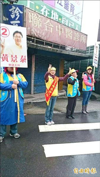 陳秋伶即日起每天早上都會在高速公路起點向民眾懇託拜票。（記者林欣漢攝）