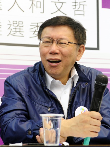  台北市長候選人柯文哲表示，媽媽昨天北上，今天要幫他到菜市場掃街，所以妻子只好乖乖回來睡，他更放閃地說，「只好睡在一起了」，在場的人哄堂大笑。（記者叢昌瑾攝）