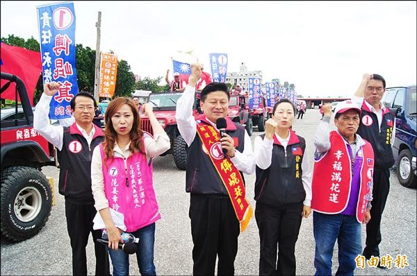 縣長傅崐萁（左二）車隊拜票，同樣登記參選的妻子徐榛蔚（左三）陪同，沒有披掛彩帶，也無自己的抽籤號次。（記者楊宜中攝）