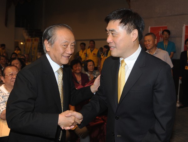 台北市長郝龍斌（右）和新黨黨主席郁慕明（左）。（資料照，記者廖振輝攝）
