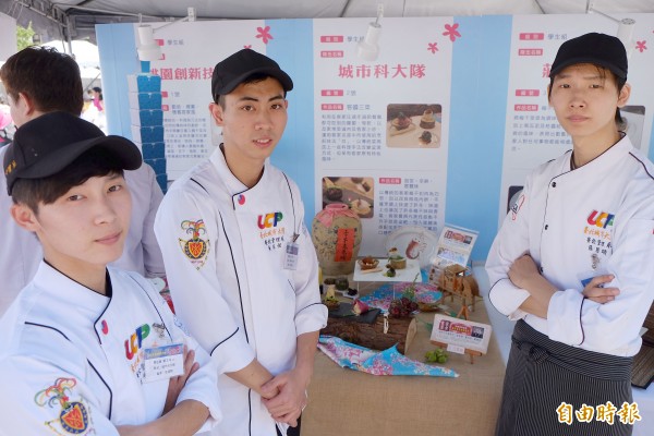 客家美食料理賽，參賽的台北城市科大隊3位客家籍學生融合最夯分子料理技術，與傳統客家食材，展現創新的客家料理，由左而右為隊長袁學翔、黃信弦、羅國聘。（記者陳炳宏攝）