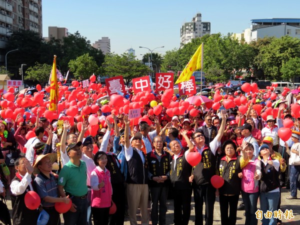 民眾手持在東峰公園紅色愛心氣球，排成愛心圖案，眾人向正在空拍的直升機揮手致意。（記者張菁雅攝）