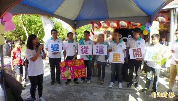 「改變從這里開始」,民進黨民主小草里長候選人一字排開爭取支持。(記者俞泊霖攝) 「改變從這里開始」,民進黨民主小草里長候選人一字排開爭取支持。(記者俞泊霖攝)