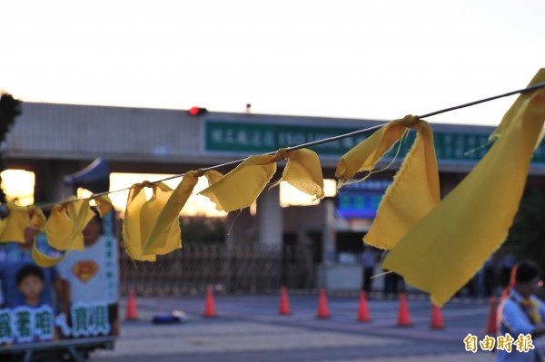 民眾在電廠前綁上黃絲帶訴求。（記者蔡宗憲攝）