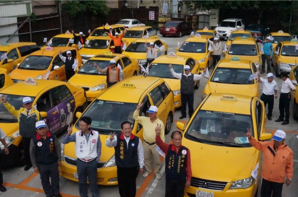 法規規定計程車顏色必須是油漆色卡編號1-18號的「純黃色」，若「此黃非彼黃」就會開罰。（資料照，記者洪美秀攝）