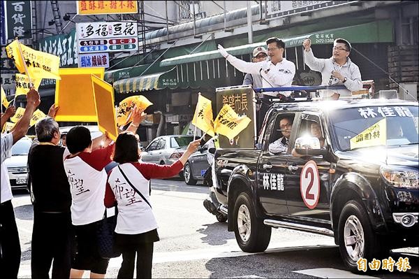 林佳龍昨與立法委員蔡其昌等人，「回防」市中心，狂掃中、西、東、南區固票，選民熱情揮舞候選人旗幟。（記者廖耀東攝）