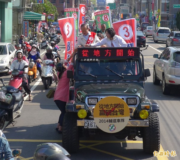 蔡英文（右）今天上午帶著「輔選車隊」到新竹縣竹北市與無黨籍縣長候選人鄭永金（左）一同掃街拜票，有支持者太興奮，直接衝上前與鄭永金握手。（記者王駿杰攝）