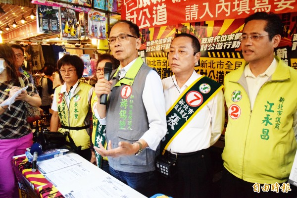 民進黨新北市長候選人游錫堃（右三）率領黨籍中和區市議員召開記者會，宣布擴大向頂新代位求償，為市民討公道。（記者陳韋宗攝）