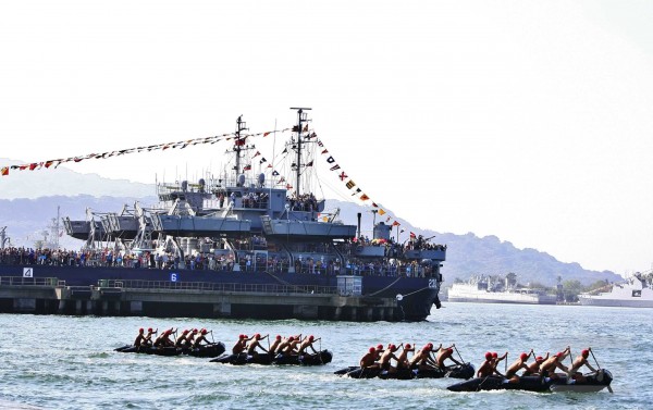 海軍陸戰隊兩棲偵搜大隊，今天在左營基地營區開放活動中，實施橡皮艇戰技操演，近萬民眾見證勇猛慓悍蛙人部隊之堅強戰力。（圖：軍聞社）。