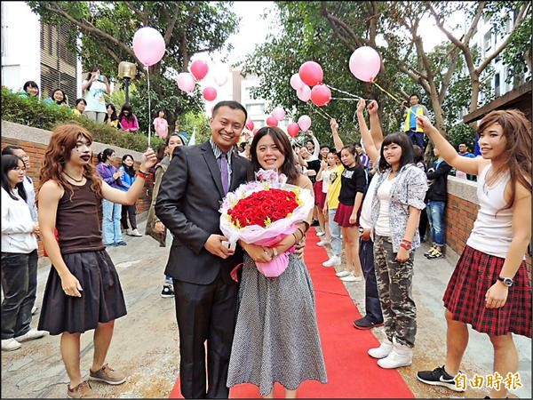 楊舜安在弘光科大師生祝福下，向林冠吟求婚成功。（記者歐素美攝）