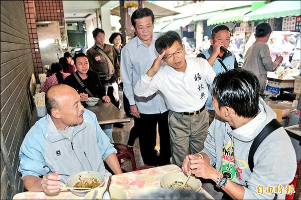 國民黨高雄市長候選人楊秋興昨天到漢口市場等地掃街，向用餐民眾拜票。（記者張忠義攝）