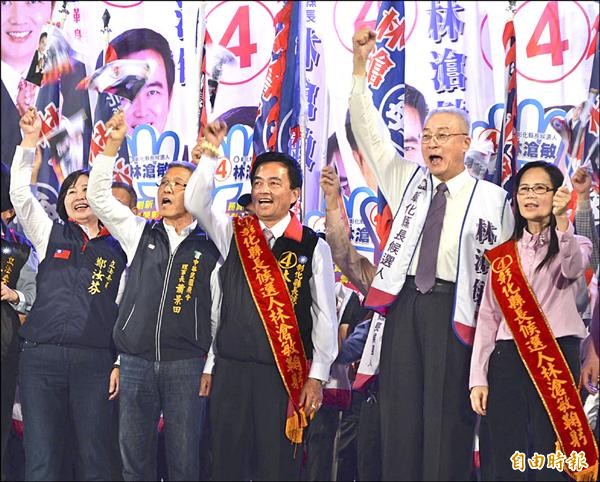 副總統吳敦義與縣長候選人林滄敏（右三）及台下滿場群眾一起高呼：「凍蒜！」氣氛沸騰。（記者湯世名攝）