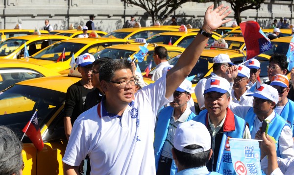 國民黨台北市長候選人連勝文（左）前往凱達格蘭大道，出席計程車相挺大會，連勝文步行走入會場，並與運將朋友揮手致意。（記者劉信德攝）
