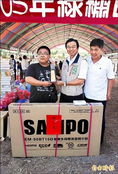 全國綠繡眼吟唱大賽，新北市的鳥友陳家宏（左1）的愛鳥拿下第一名，由草屯鎮長洪國浩（中）頒獎給他。（記者陳鳳麗攝）