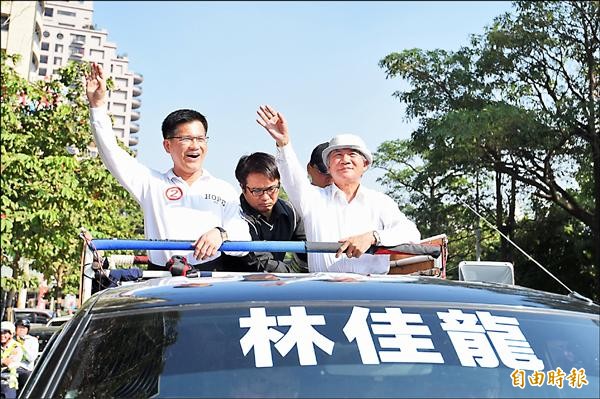 民進黨前主席林義雄（右）昨日上午陪同台中市長候選人林佳龍掃街拜票，為選情做最後衝刺！（記者廖耀東攝）