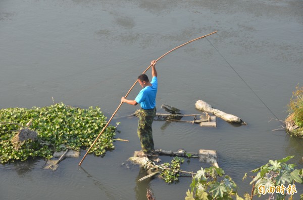 警方在武洛溪拆除鳥網。（記者葉永騫攝）