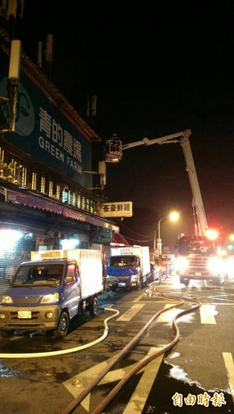 北市萬芳路一棟透天民宅，晚間發生揚言抱瓦斯桶自殺案，雲梯車到場戒備。（記者姚岳宏攝）