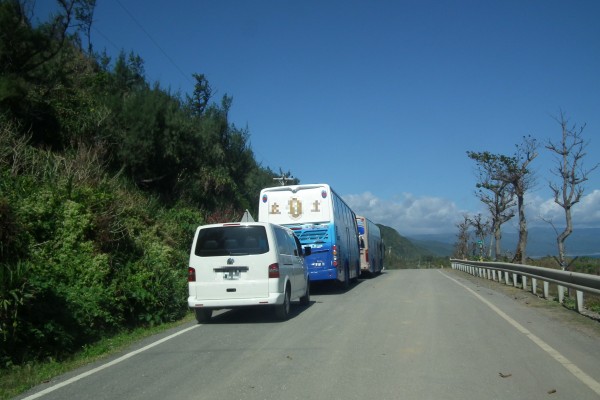 成排車輛違規逆停在阿塱壹古道入口，民怨囂張又危險。（記者陳賢義攝）